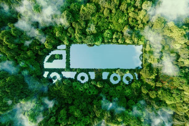 Silueta de camión sobre un bosque tropical, representación de transporte de carga amigable con el entorno