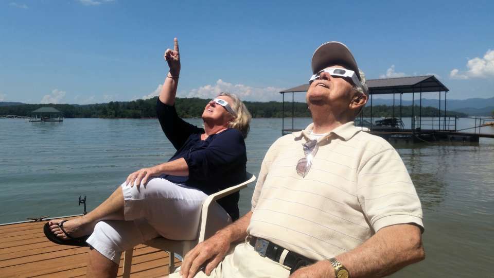Turistas observando eclipse solar